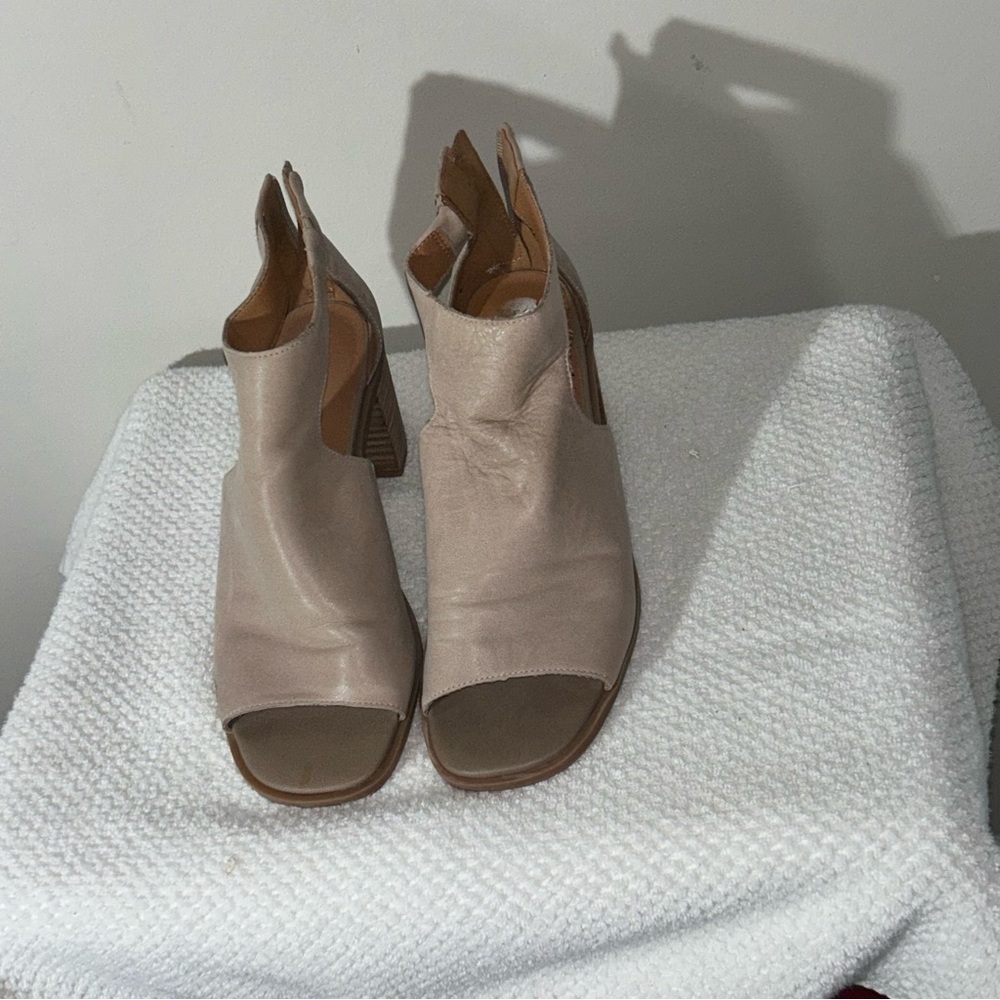 Lucky Brand Elegant Tan Women's Shoes - Picture 15 of 15